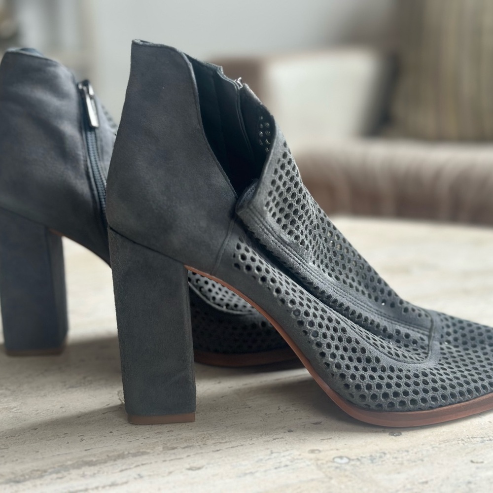 Vince Camuto Sz 8.5 Grey suede mesh cutout booties.
Very stylish!